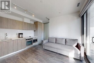 50 Charles St E in Toronto, ON - Building Photo