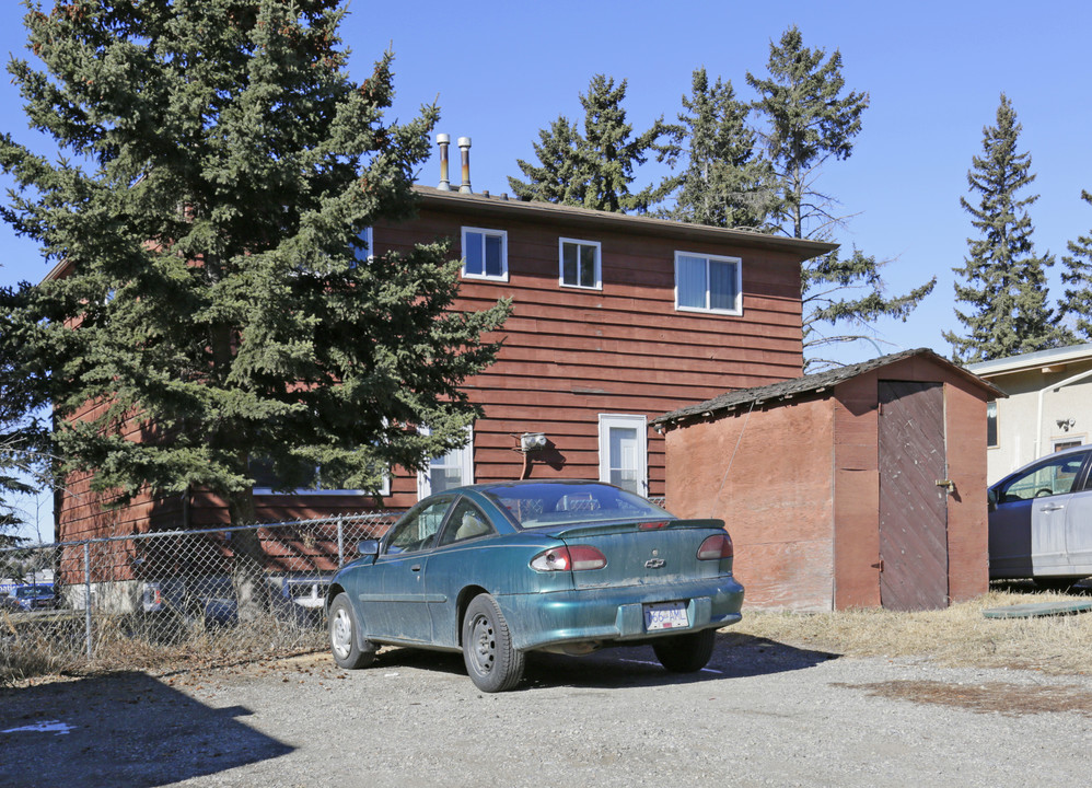 1934 Uxbridge Dr NW in Calgary, AB - Building Photo