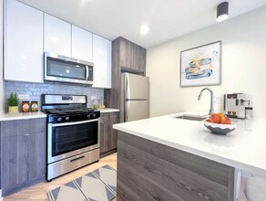 941 W Grace St, Unit 202 in Chicago, IL - Building Photo - Building Photo