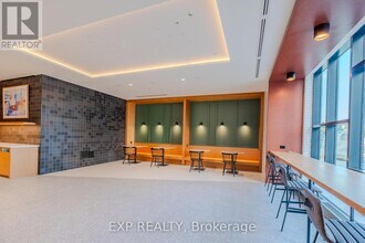 2495 Eglinton Ave W in Mississauga, ON - Building Photo - Building Photo