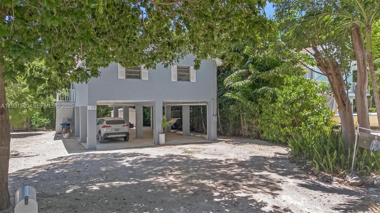 139 N Bay Harbor Dr in Key Largo, FL - Building Photo