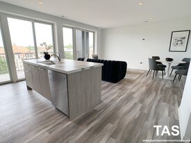 2533 W Fullerton Ave in Chicago, IL - Building Photo