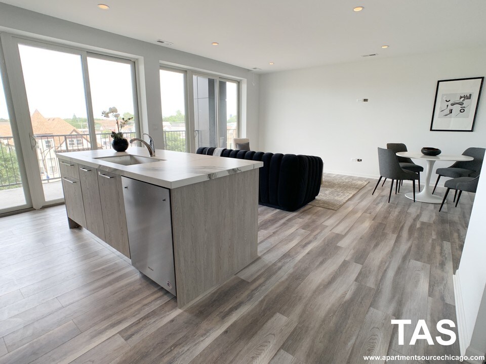 2533 W Fullerton Ave, Unit 5 in Chicago, IL - Building Photo