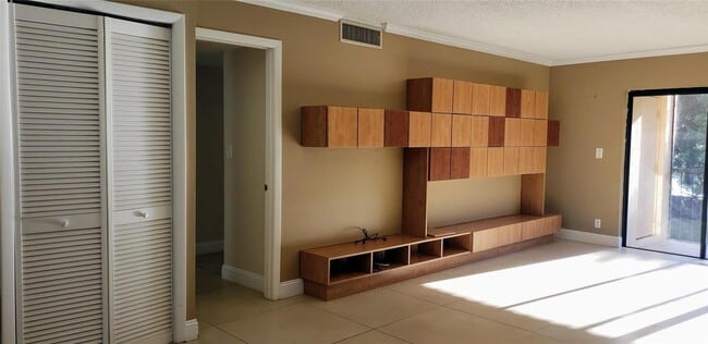 331 Lakeview Dr, Unit 206 in Weston, FL - Building Photo - Building Photo