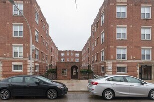 905 W Cornelia Ave, Unit J04P in Chicago, IL - Building Photo