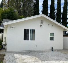 8387 Shoup Ave in Canoga Park, CA - Foto de edificio - Building Photo