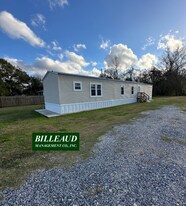 1318 Cypress Island Hwy in St. Martinville, LA - Building Photo