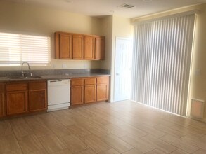 249 Fox Lake Ave in Las Vegas, NV - Building Photo - Building Photo