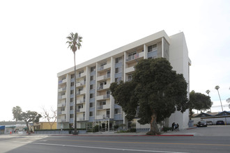 Plaza Vista in Oxnard, CA - Foto de edificio - Building Photo