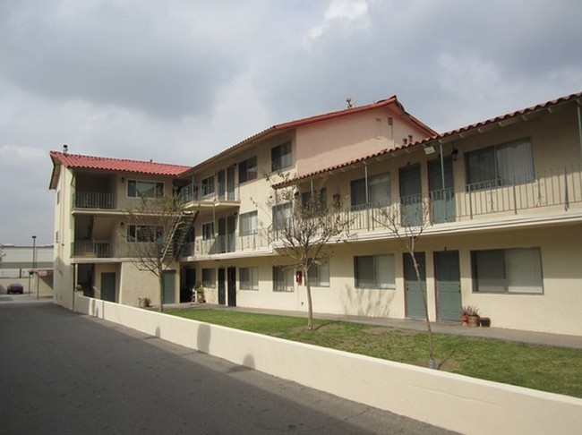 Greenwood in Montebello, CA - Foto de edificio - Building Photo