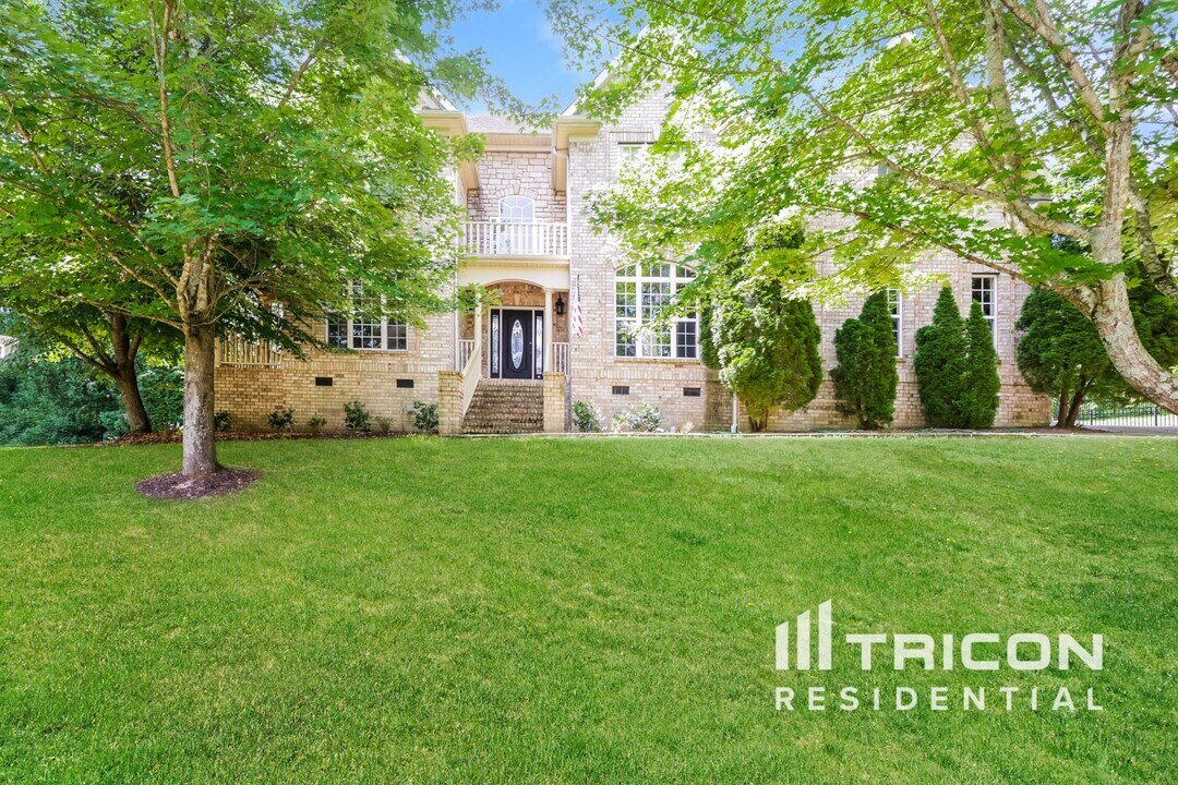 1017 Glessner Dr in Spring Hill, TN - Building Photo