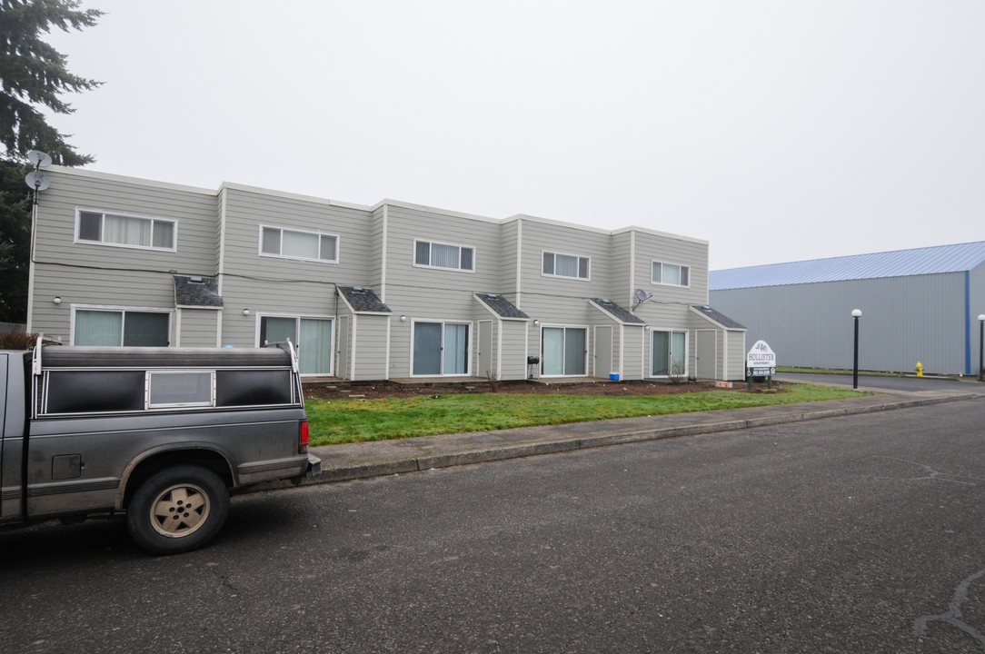 Hollister Apartments in Stayton, OR - Foto de edificio