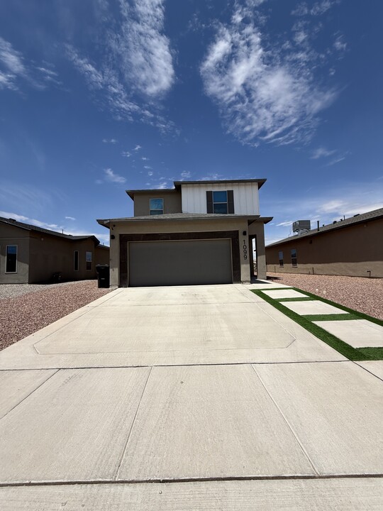 1099 Sky River St in Horizon City, TX - Building Photo