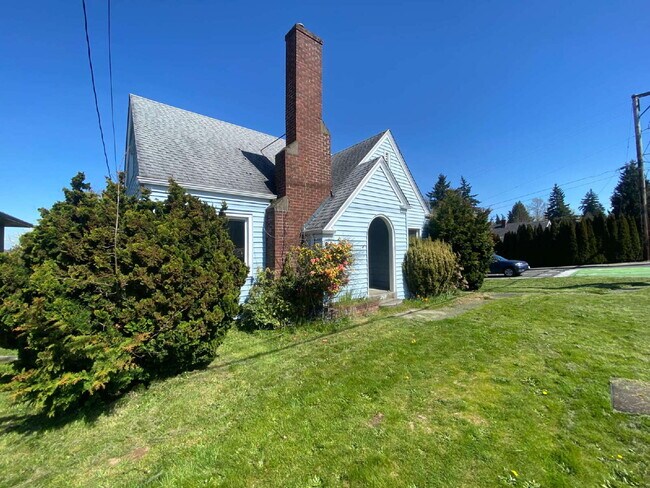 1421 Lakeway Dr in Bellingham, WA - Building Photo - Building Photo