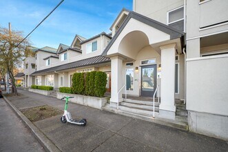 Daniels Apartments in Seattle, WA - Foto de edificio - Building Photo