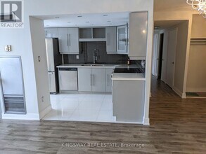 350 Webb Dr in Mississauga, ON - Building Photo - Building Photo