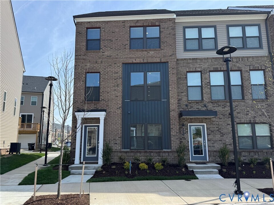 9479 Pinkman Rd in Glen Allen, VA - Building Photo