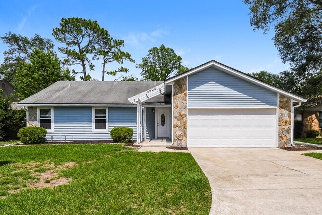 property at 3303 Hampstead Dr