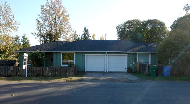 1020 Carr Ave in Santa Rosa, CA - Foto de edificio - Building Photo