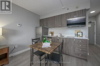 300 King St in London, ON - Building Photo - Building Photo