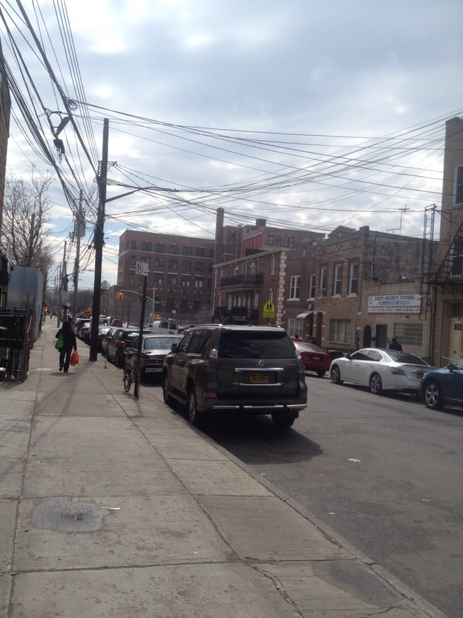 Mixed Use Multi-FAM in Brooklyn, NY - Foto de edificio - Building Photo