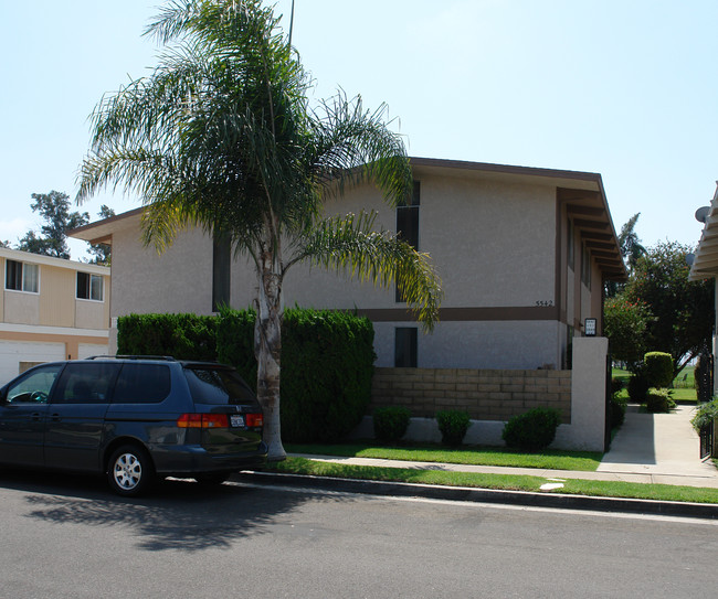 5542-5544 Fernhill Cir in Huntington Beach, CA - Foto de edificio - Building Photo