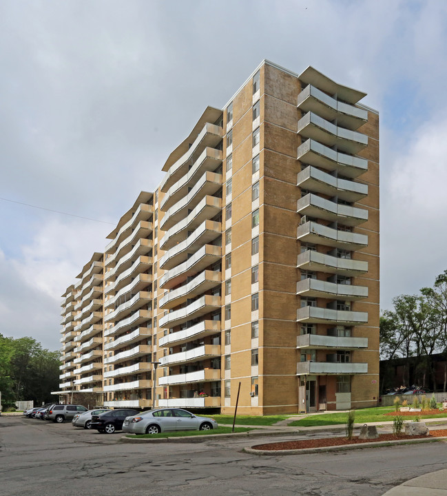 Camelot Towers I in Hamilton, ON - Building Photo