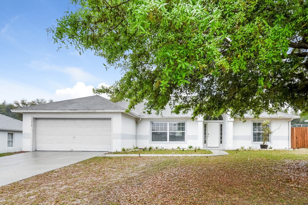 1210 Demoiselle St in Groveland, FL - Building Photo