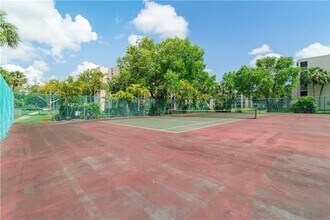 1075 Riverside Dr, Unit 207 in Coral Springs, FL - Foto de edificio - Building Photo