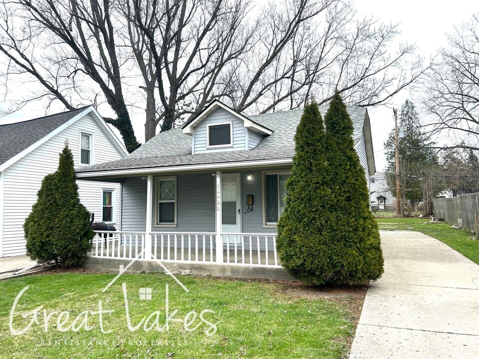 22066 Shakespeare Ave in Eastpointe, MI - Building Photo