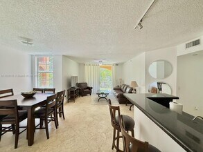 19901 E Country Club Dr in Miami, FL - Building Photo - Building Photo
