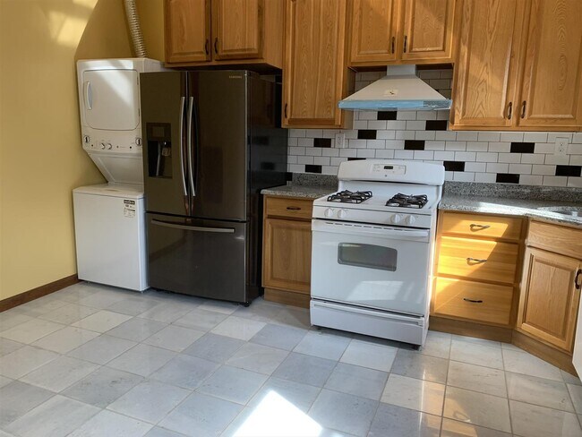 651 Newark Ave in Jersey City, NJ - Building Photo - Building Photo