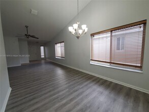 1070 Golden Cane Dr in Weston, FL - Building Photo - Building Photo