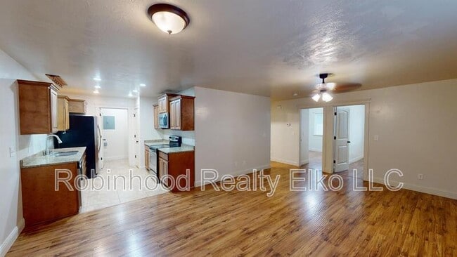 279 Country Club Pkwy in Spring Creek, NV - Foto de edificio - Building Photo