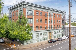 Carlton Court Condominiums in Portland, OR - Building Photo