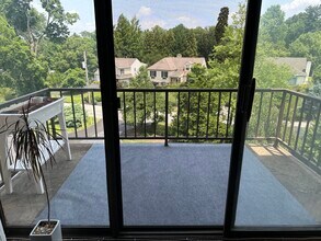 601 Montgomery Ave, Unit Apt. 302 in Bryn Mawr, PA - Foto de edificio - Building Photo