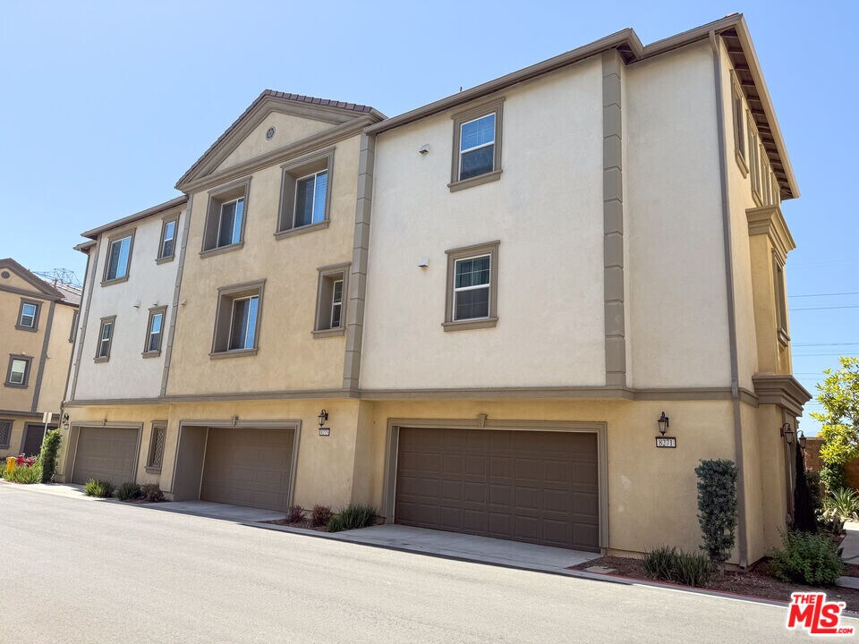 8271 Spirit St in Chino, CA - Building Photo