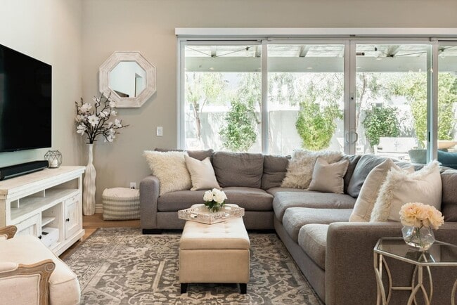 property at 3706 E Clarendon Ave