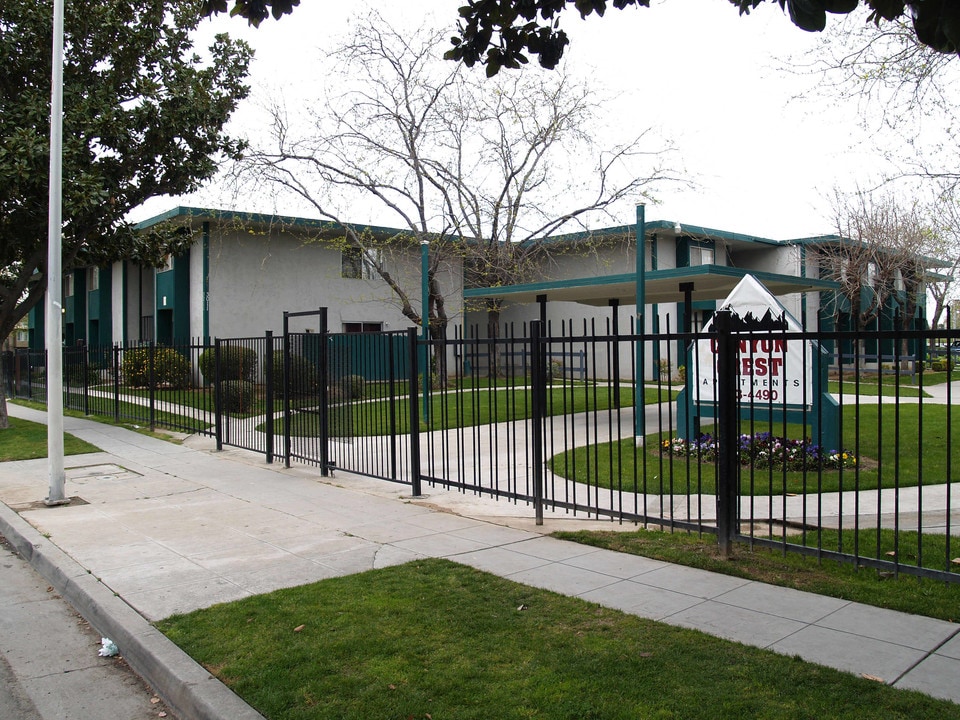 Canyon Crest in Fresno, CA - Foto de edificio