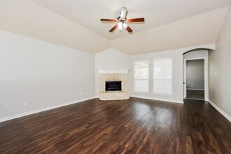 1109 Hidden Meadow Dr in Burleson, TX - Building Photo - Building Photo