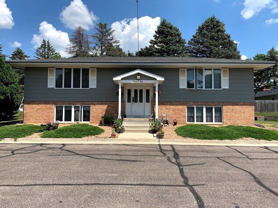 1104 3rd St SW, Unit 1 in Faribault, MN - Building Photo