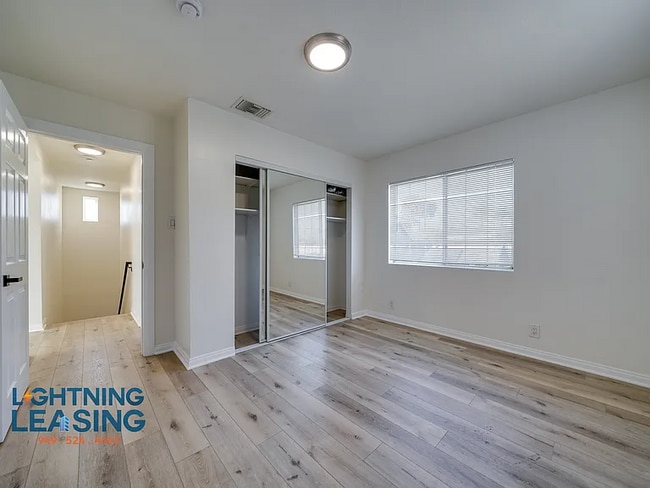 2134 Cloverdale Ave in Los Angeles, CA - Foto de edificio - Building Photo