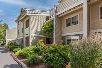 Peloton Apartments in Redmond, WA - Foto de edificio - Building Photo