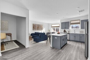 9-9u-2 Hellers Ln in Jefferson, NJ - Building Photo