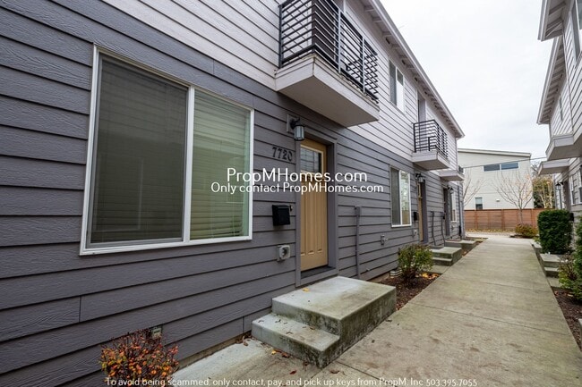 7720 SE Washington St in Portland, OR - Building Photo - Building Photo