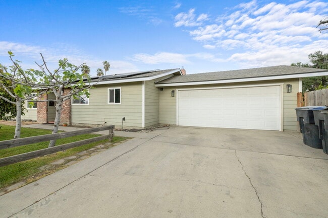 1212 S Demaree St in Visalia, CA - Building Photo - Building Photo