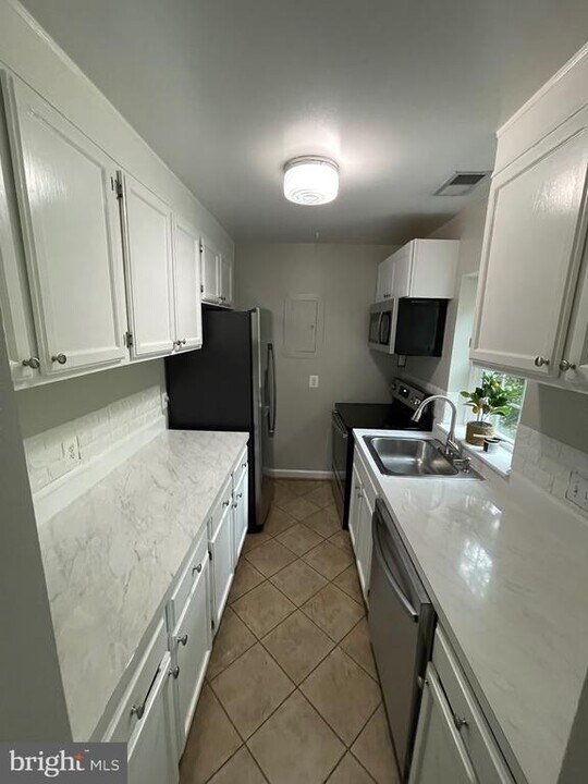 3353 S Stafford St-Unit -B2 in Arlington, VA - Building Photo