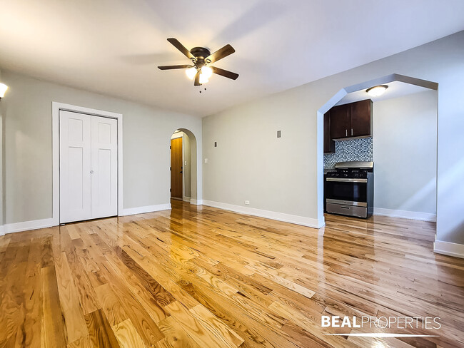 435 W Roscoe St, Unit 3A