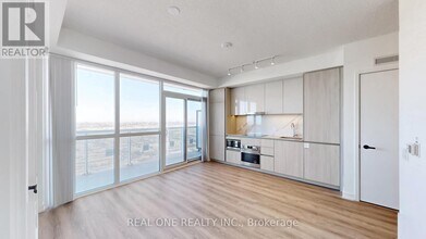 8 Interchange Wy in Vaughan, ON - Building Photo - Building Photo