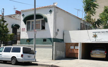 2945 Francis Ave in Los Angeles, CA - Building Photo - Building Photo